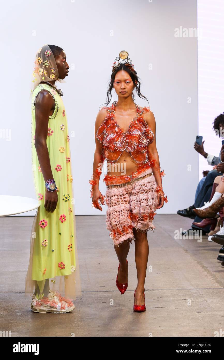 Des modèles marchent sur la piste portant une tenue de Mata Durikovic du Conseil slovaque de la mode au salon de la mode Madbymad pendant la semaine de la mode de Londres (LFW) au Fashion Scout. Les tenues MADBYMAD se concentrent sur la mode de luxe durable, en utilisant le bioplastique comme cuir de remplacement bioplastique cristal avec 3D broderie en combinaison avec les déchets de cristal Swarovski recyclés et en utilisant des techniques zéro déchet comme le tricot et le crochet. Banque D'Images