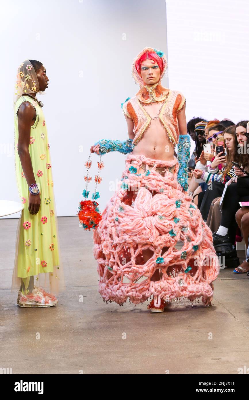 Des modèles marchent sur la piste portant une tenue de Mata Durikovic du Conseil slovaque de la mode au salon de la mode Madbymad pendant la semaine de la mode de Londres (LFW) au Fashion Scout. Les tenues MADBYMAD se concentrent sur la mode de luxe durable, en utilisant le bioplastique comme cuir de remplacement bioplastique cristal avec 3D broderie en combinaison avec les déchets de cristal Swarovski recyclés et en utilisant des techniques zéro déchet comme le tricot et le crochet. Banque D'Images