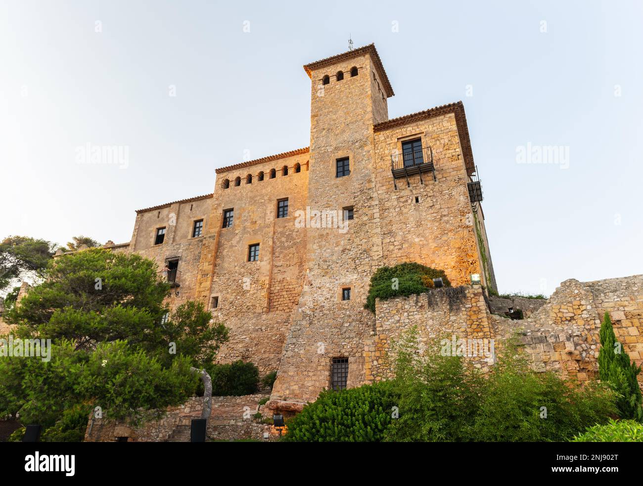 TARRAGONA, ESPAGNE - 6 AOÛT 2022 : vue en angle bas du château en pierre de Tamarit par la mer à Altafulla, Tarragona, au crépuscule. Banque D'Images