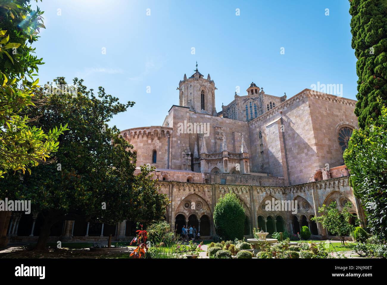 TARRAGONE, ESPAGNE - 6 AOÛT 2022 : cloître de la cathédrale de Tarragone, église catholique romaine construite au début du 12th siècle en architecte roman Banque D'Images