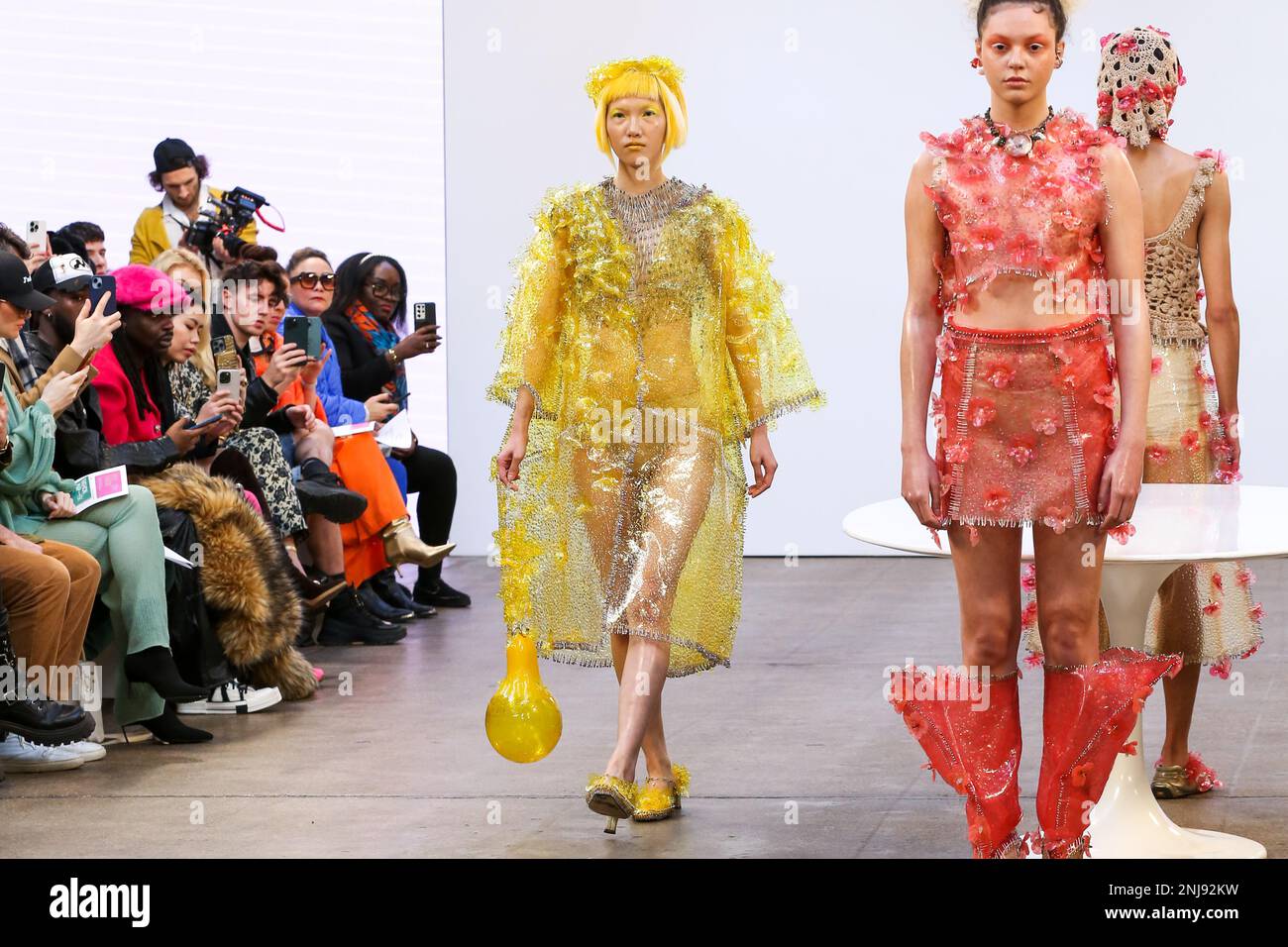 Des modèles marchent sur la piste portant une tenue de Mata Durikovic du Conseil slovaque de la mode au salon de la mode Madbymad pendant la semaine de la mode de Londres (LFW) au Fashion Scout. Les tenues MADBYMAD se concentrent sur la mode de luxe durable, en utilisant le bioplastique comme cuir de remplacement bioplastique cristal avec 3D broderie en combinaison avec les déchets de cristal Swarovski recyclés et en utilisant des techniques zéro déchet comme le tricot et le crochet. (Photo de Steve Taylor / SOPA Images/Sipa USA) Banque D'Images