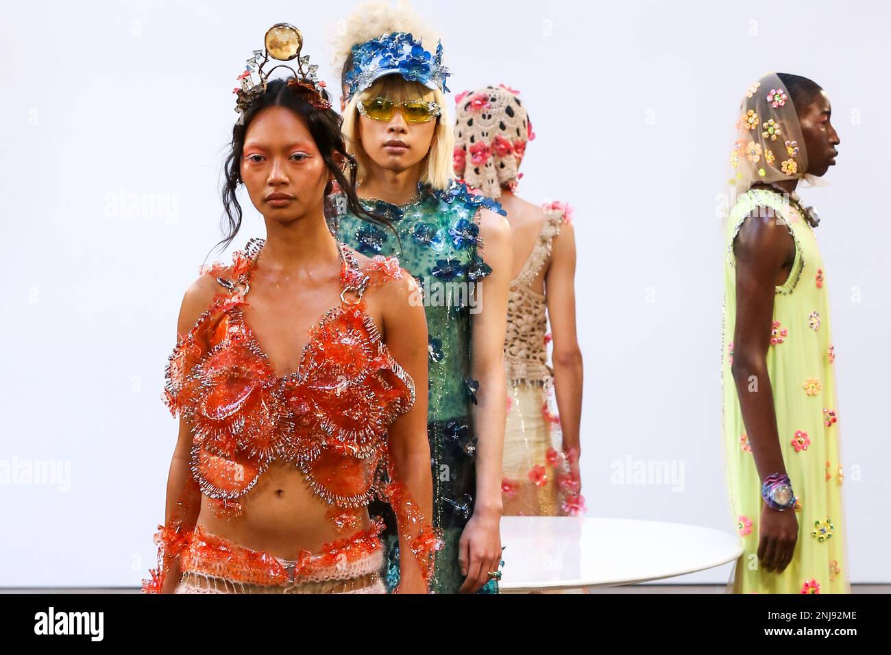 Des modèles marchent sur la piste portant une tenue de Mata Durikovic du Conseil slovaque de la mode au salon de la mode Madbymad pendant la semaine de la mode de Londres (LFW) au Fashion Scout. Les tenues MADBYMAD se concentrent sur la mode de luxe durable, en utilisant le bioplastique comme cuir de remplacement bioplastique cristal avec 3D broderie en combinaison avec les déchets de cristal Swarovski recyclés et en utilisant des techniques zéro déchet comme le tricot et le crochet. (Photo de Steve Taylor / SOPA Images/Sipa USA) Banque D'Images