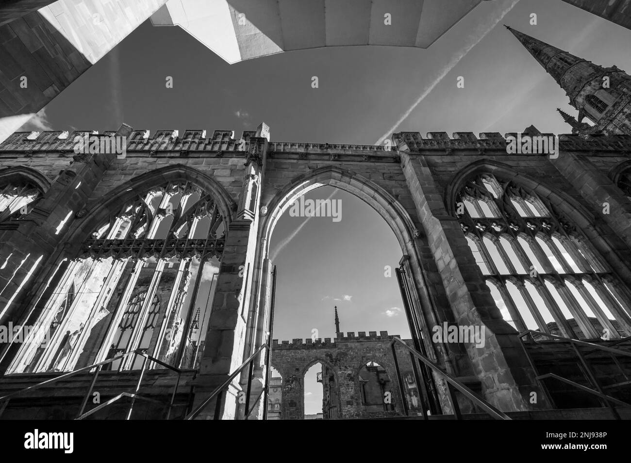 Image en noir et blanc des ruines de la cathédrale de Coventry en Angleterre, au Royaume-Uni Banque D'Images