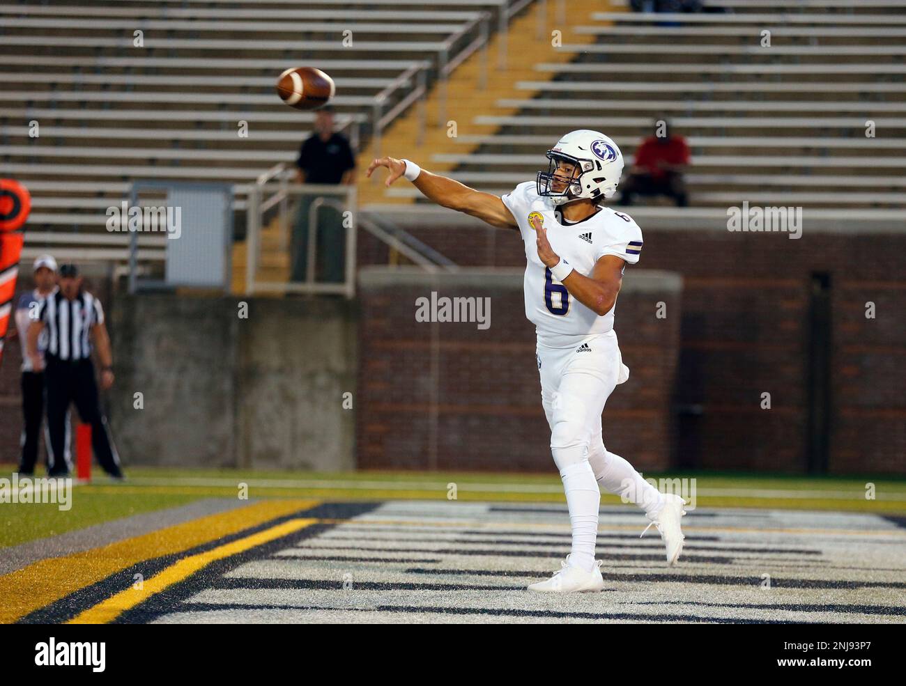 CHATTANOOGA, TN - SEPTEMBER 17: North Alabama Lions quarterback Noah Walters (6) throws the ball from the endzone during the game between the Chattanooga Mocs and the North Alabama Lions on September 17, 2022 at Finley Stadium in Chattanooga, Tennessee.(Photo by Charles Mitchell/Icon Sportswire) (Icon Sportswire via AP Images) Banque D'Images
