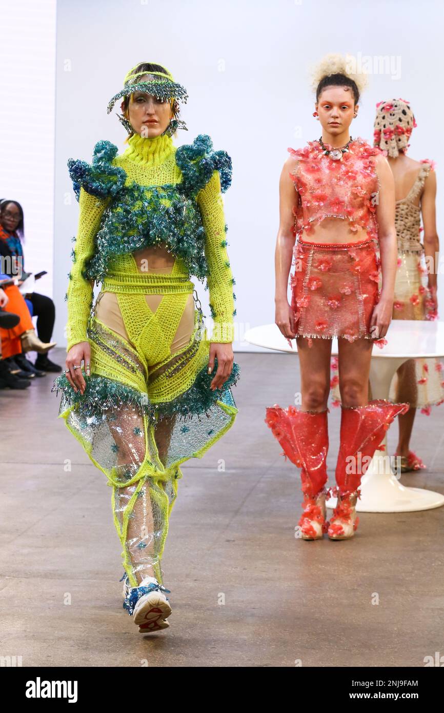 Londres, Royaume-Uni. 19th févr. 2023. Des modèles marchent sur la piste portant une tenue de Mata Durikovic du Conseil slovaque de la mode au salon de la mode Madbymad pendant la semaine de la mode de Londres (LFW) au Fashion Scout. Les tenues MADBYMAD se concentrent sur la mode de luxe durable, en utilisant le bioplastique comme cuir de remplacement bioplastique cristal avec 3D broderie en combinaison avec les déchets de cristal Swarovski recyclés et en utilisant des techniques zéro déchet comme le tricot et le crochet. (Credit image: © Steve Taylor/SOPA Images via ZUMA Press Wire) USAGE ÉDITORIAL SEULEMENT! Non destiné À un usage commercial ! Banque D'Images