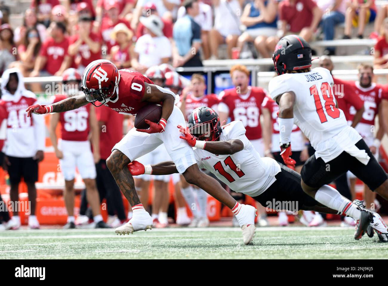 BLOOMINGTON, IN - SEPTEMBER 17: Indiana Hoosiers wide receiver Emery Simmons (0) escapes the tackle of Western Kentucky Hilltoppers defensive back Talique Allen (11) during the college football game between the Western Kentucky Hilltoppers and the Indiana Hoosiers on September 17, 2022, at Memorial Stadium in Bloomington, Indiana. (Photo by Michael Allio/Icon Sportswire) (Icon Sportswire via AP Images) Banque D'Images