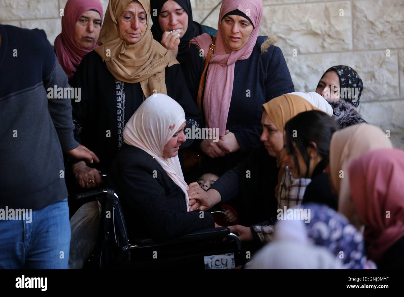 Naplouse, ville de Naplouse en Cisjordanie. 22nd févr. 2023. Des gens pleurent lors d'un enterrement de Palestiniens tués lors d'affrontements avec des soldats israéliens, dans la ville de Naplouse, en Cisjordanie, le 22 février 2023. Les Palestiniens ont condamné mercredi le meurtre de 10 Palestiniens et les blessures de 102 autres lors d'un raid israélien à Naplouse. Crédit: Nidal Eshtayeh/Xinhua/Alamy Live News Banque D'Images