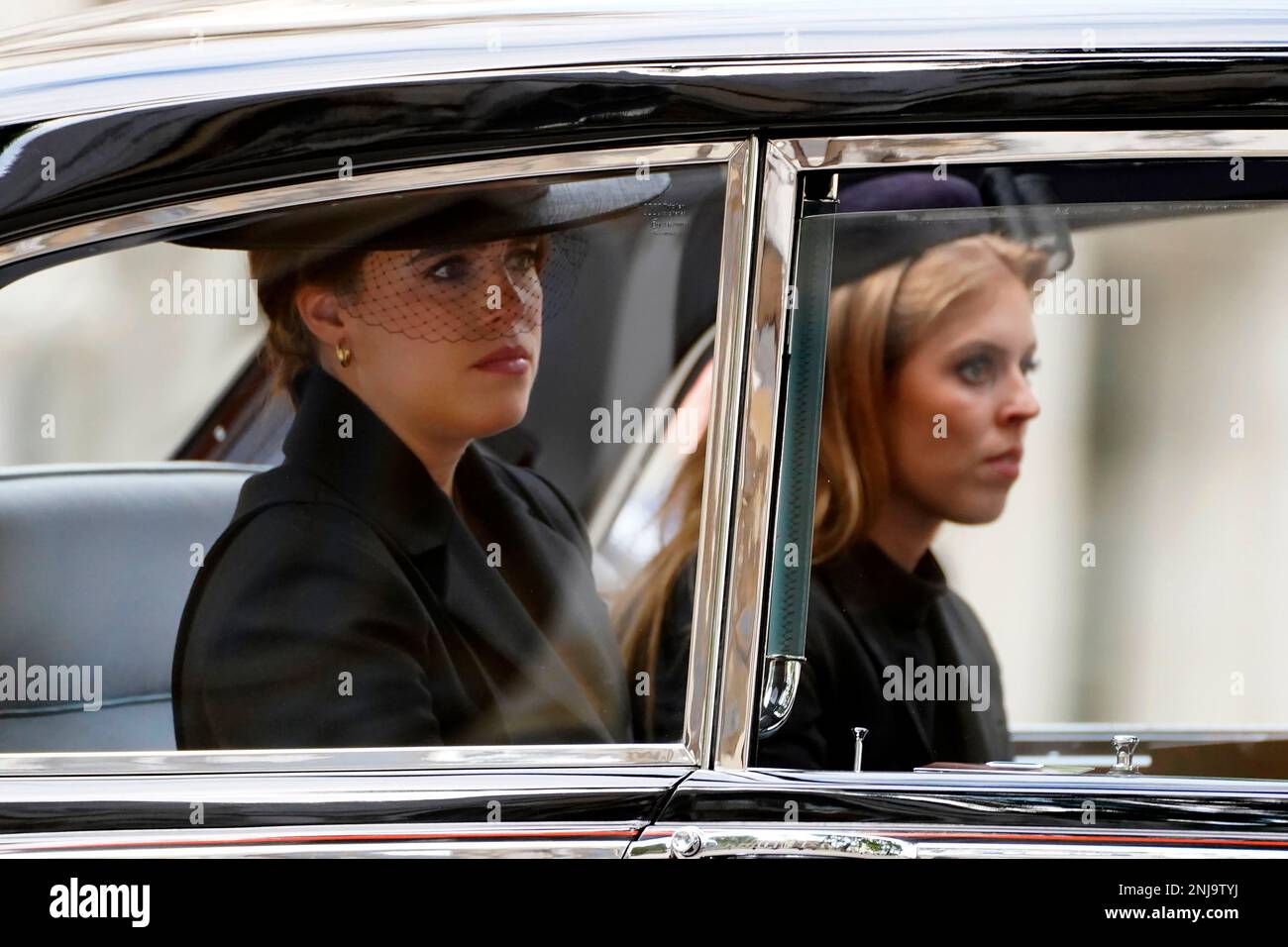 Princess Eugenie, left, and Princess Beatrice depart Westminster Abbey after the State Funeral of Queen Elizabeth II, in central London, Monday, Sept. 19, 2022. The Queen, who died aged 96 on Sept. 8, will be buried at Windsor alongside her late husband, Prince Philip, who died last year. ( James Manning/Pool Photo via AP) Banque D'Images