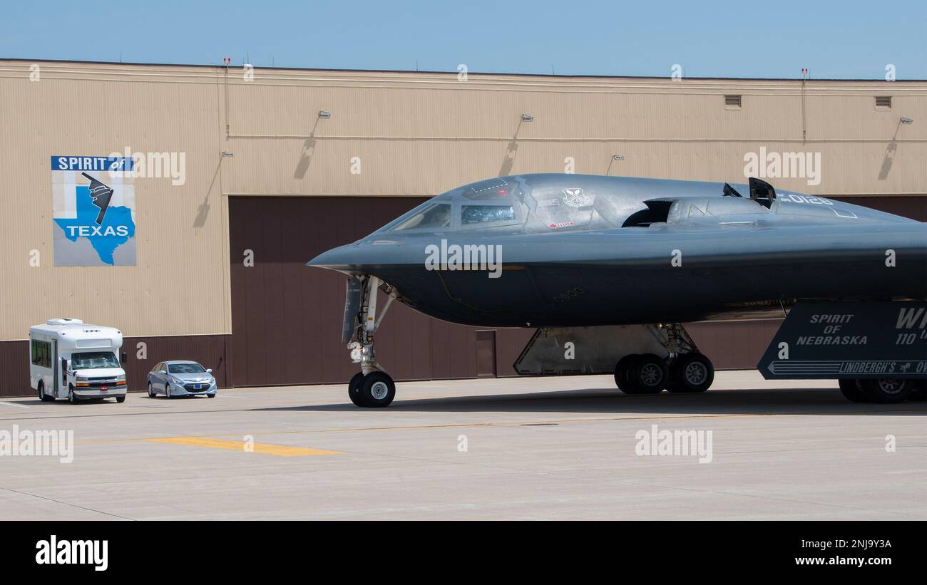 Le général Daniel R. Hokanson, 29th Chef du Bureau de la Garde nationale, et le Maj. « Spider » Falcone, 131st Bomb Wing B-2 pilote de bombardier furtif Spirit, taxis un bombardier furtif B-2 Spirit à la base aérienne de Whiteman, Missouri, le 6 août 2022. Hokanson a visité Whiteman pour apprendre comment les ailes de 131st et 509th se combinent pour accomplir la mission B-2 du sol à l'air. Banque D'Images