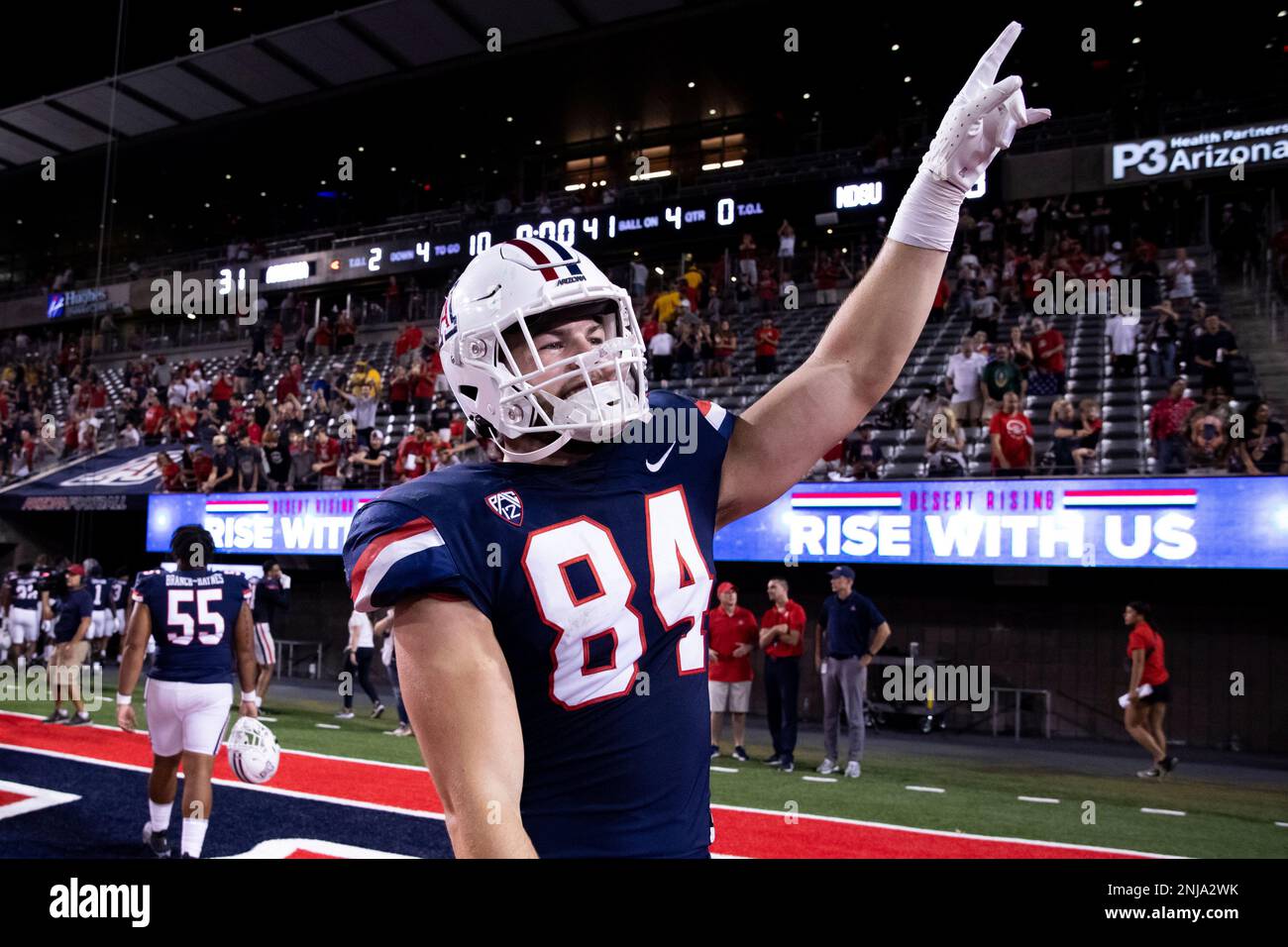 TUCSON, AZ - SEPTEMBER 17: University of Arizona Tight End Tanner McLachlan (84) celebrates a victory after a College Football game between the University of Arizona Wildcats and the North Dakota State Bison on September 17, 2022, at Arizona Stadium in Tucson, AZ. (Photo by Zac BonDurant/Icon Sportswire) (Icon Sportswire via AP Images) Banque D'Images