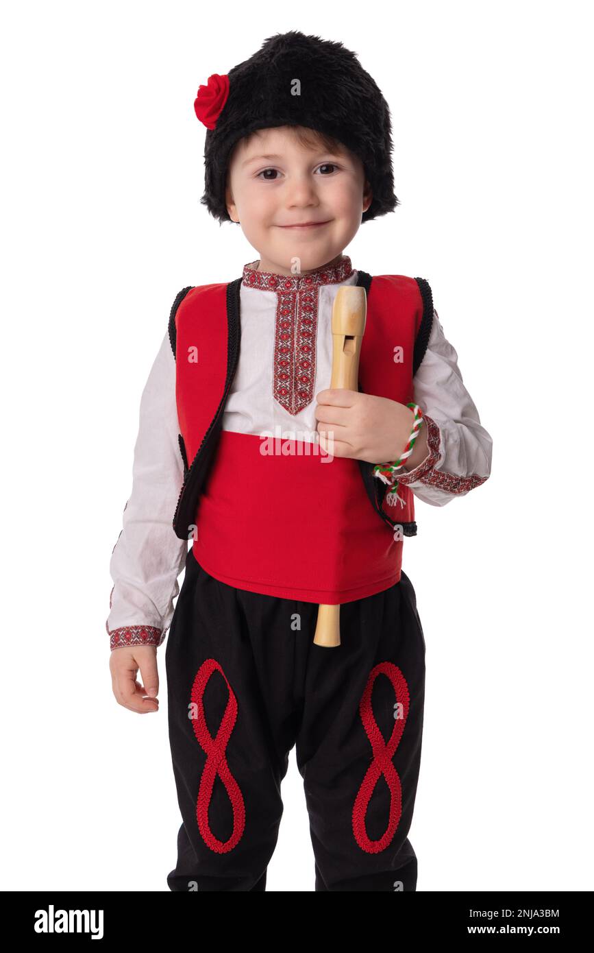 Garçon bulgare en costumes traditionnels folkloriques avec fleurs printanières en forme de goutte d'eau et bracelet en laine martenitsa symbole de Baba Marta Banque D'Images