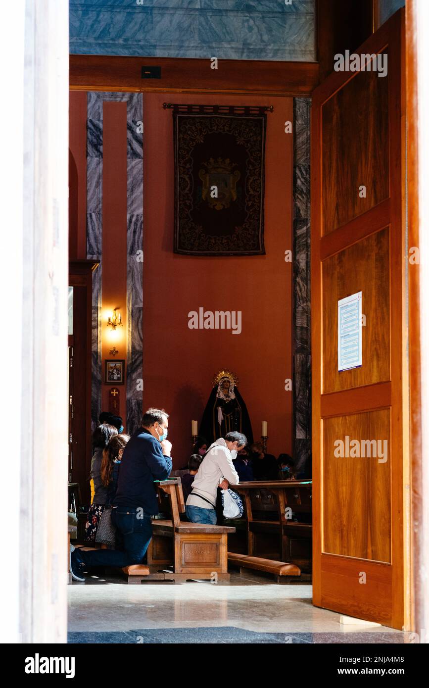 Madrid, Espagne - 11 octobre 2020: Les fidèles priant sur leurs genoux à l'intérieur de Saint Église Andrew. Banque D'Images