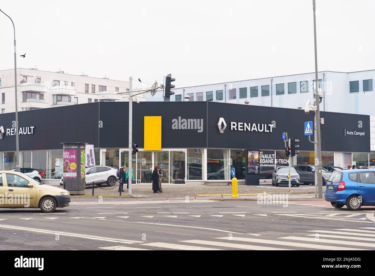 Poznan, Pologne - 20 janvier 2023 : salle d'exposition de voitures Renault en centre-ville, en face de la salle d'exposition il y a une intersection sur laquelle les voitures se déplacent. Banque D'Images