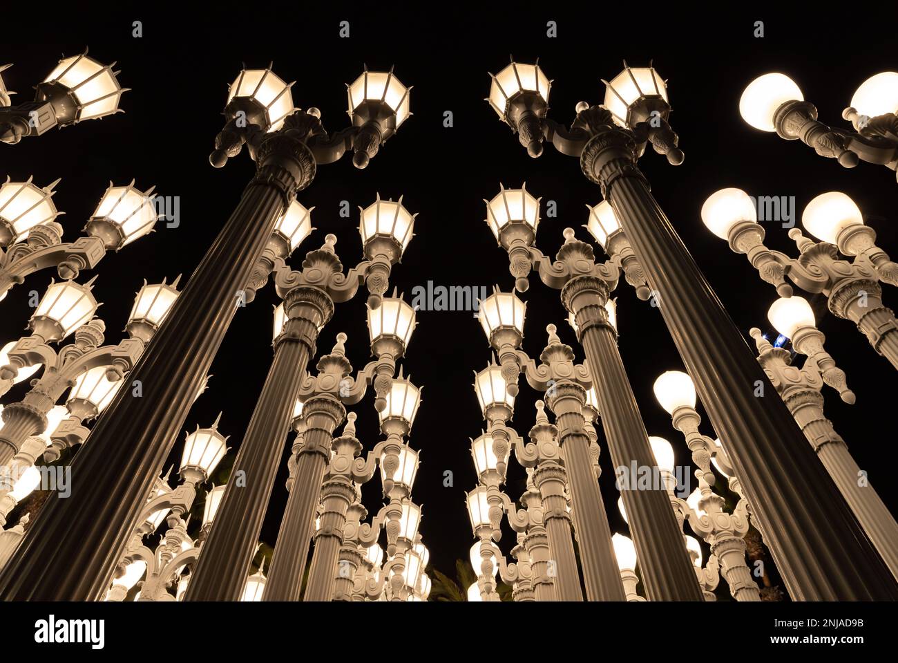 Une photo de Urban Light, un art public conçu par Chris Burden et dévoilé en 2008, à côté du musée d'art du comté de Los Angeles, la nuit. Banque D'Images