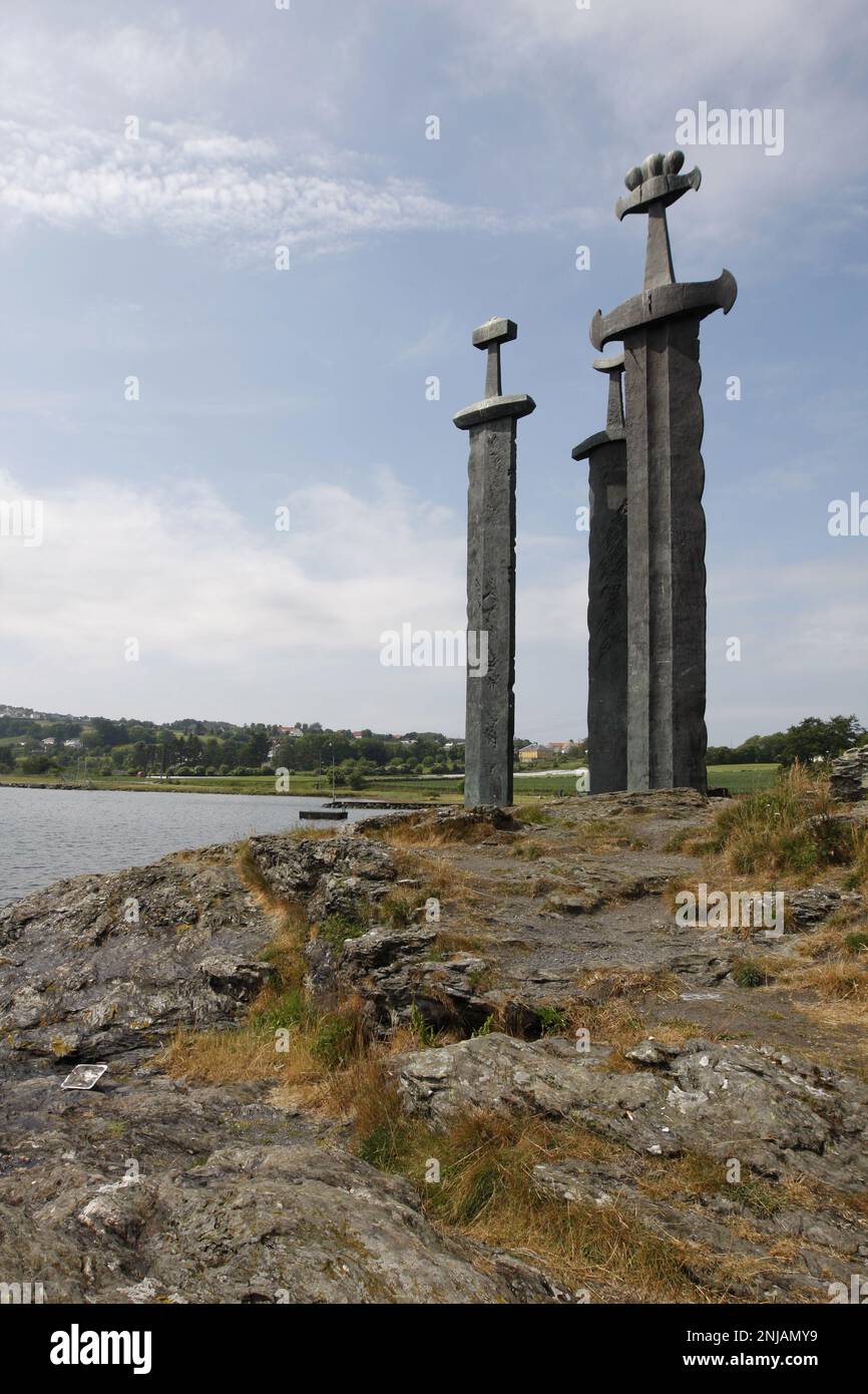 STAVANGER, NORVÈGE, LE 03 JUILLET 2010. Le monument des trois épées. Art, souvenez-vous de la bataille de Hafrsfjord en 872 A.D. Utilisation éditoriale Banque D'Images