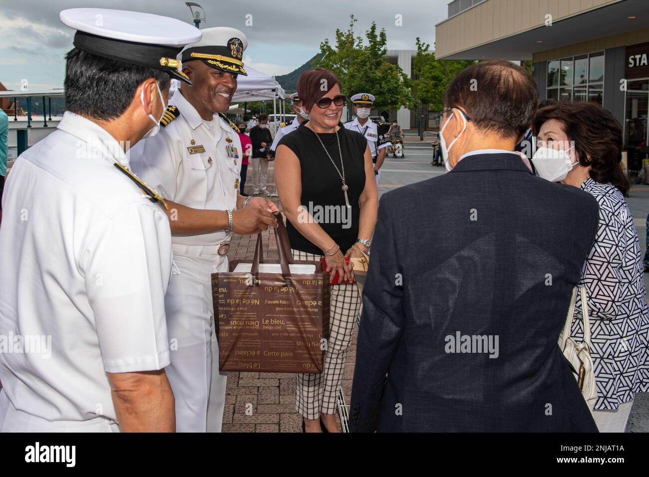 Capitaine David Adams, commandant, Activités de la flotte Sasebo (CFAS) et Jen Adams en face du maire de la ville de Sasebo Norio Tomonaga et Takako Tomonaga après la cérémonie d’ouverture de la Force d’autodéfense maritime du Japon (JMSDF) Festival d’été de Sasebo 2022 célébrant le 120th anniversaire de la ville de Sasebo et le 70th anniversaire de la fondation de la JMSDF à Sasebo, Japon le 6 août, 2022. Le festival de deux jours comprenait des expositions des capacités et de l'équipement des forces d'autodéfense du Japon et des visites en bateau ouvert à bord du navire USS Pioneer (MCM 9) contre-mesures de la mine de classe Avenger. Banque D'Images