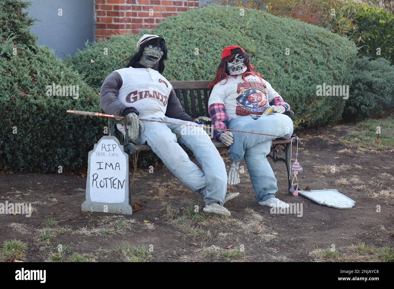 11-1-2022: Burlingame, Californie: Décorations d'Halloween dans les rues, squelettes assis sur un banc Banque D'Images