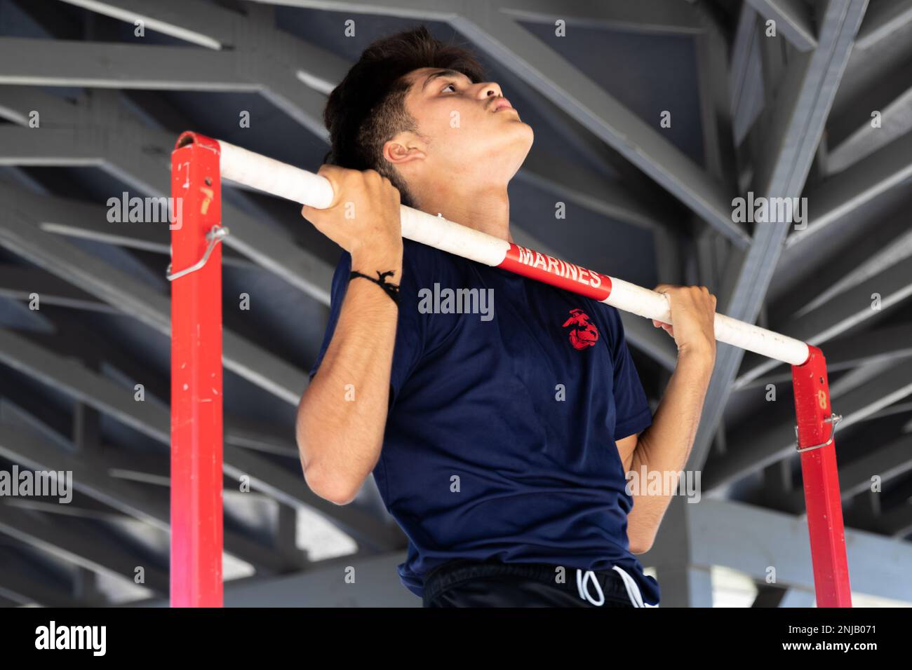 Un poolee, dans le programme d'entrée retardée à la sous-station de recrutement de corps des Marines Tupelo, mène des pull-ups lors d'un test de force initial à Tupelo, Mississippi, le 6 août 2022. L'IST se compose de pull-ups, de croquages chronométrés ou de planches, et d'une course de 1,5 miles afin d'évaluer et de préparer les futures Marines pour la formation de recrutement. Banque D'Images