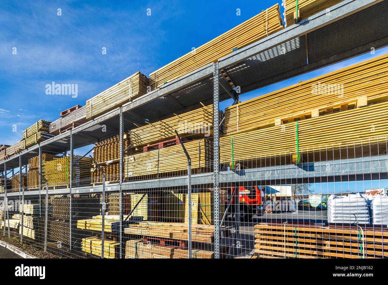 Rayonnages extérieurs de bois coupé pour la construction du magasin Bricomarche - Chatellerault, Vienne (86), France. Banque D'Images