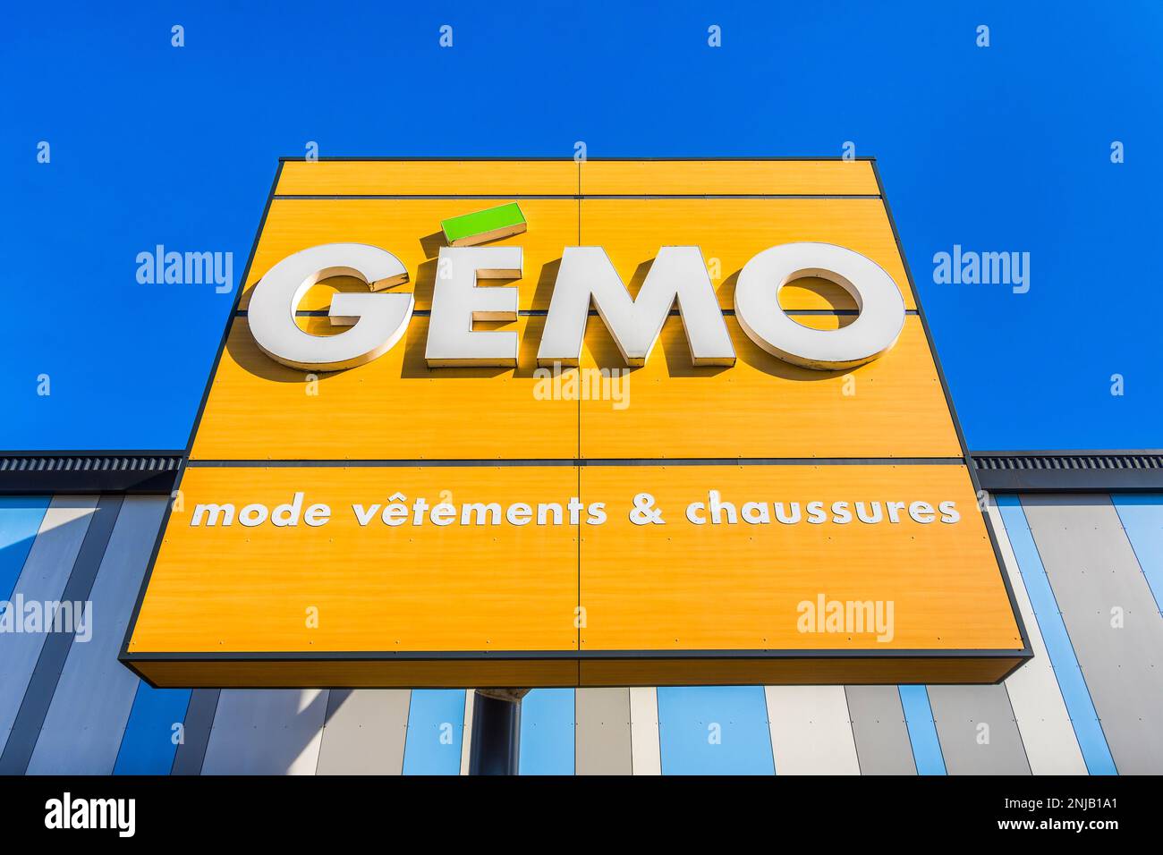 Signalisation pour Gemo, magasin de vêtements et de chaussures français - Chatellerault, Vienne (86), France. Banque D'Images