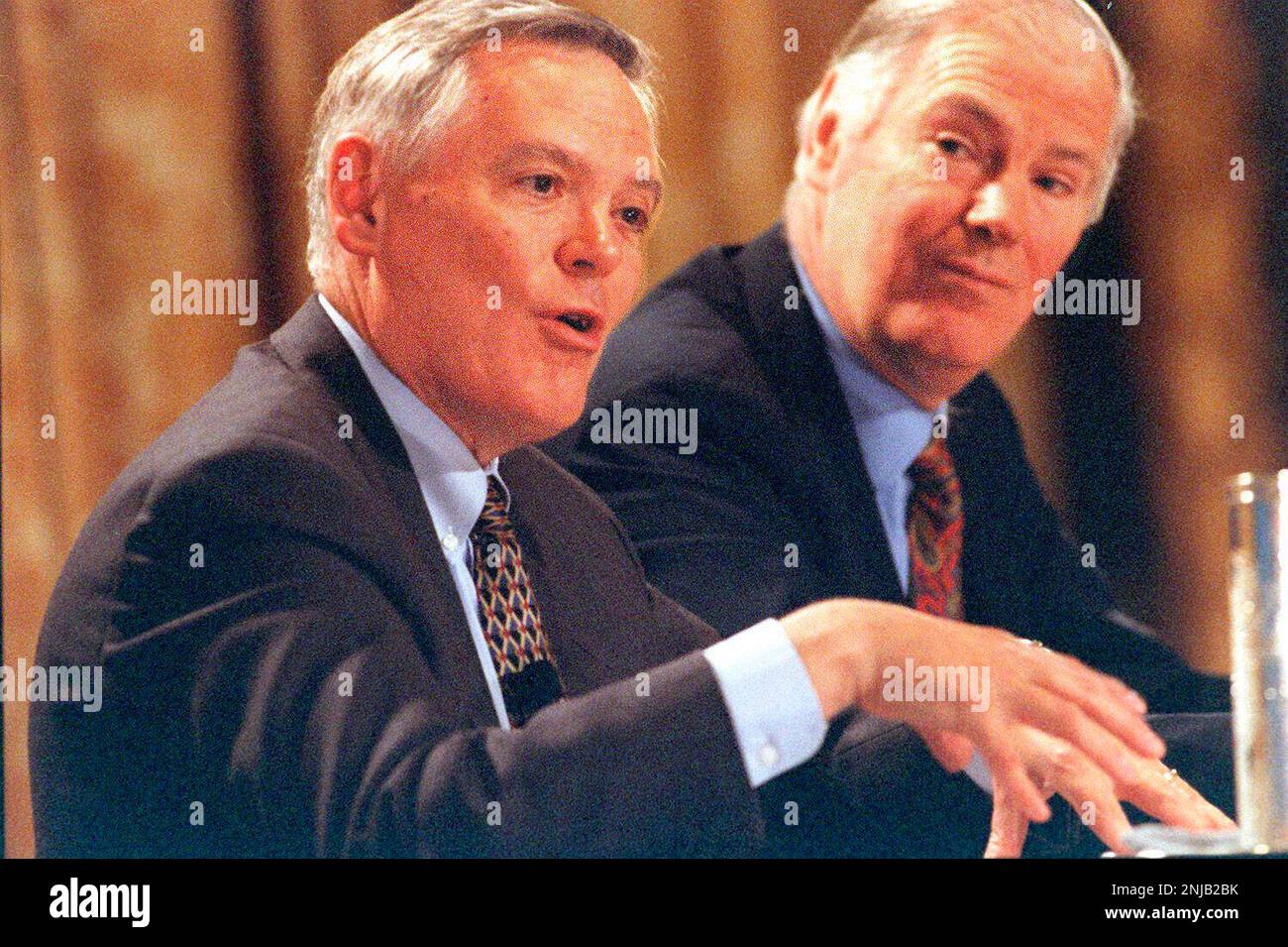 MCI-BT 2/C/18FEB97/BU/LH--Sir Iain Vallance (RIGHT), chairman of British Communications Corporation, and Bert C. Roberts, Jr. (LEFT), chairman of MCI walk in to start a press conference. This is their first joint appearance in the U>Sù since the merger was announced last year. Liz Hafalia (LIZ HAFALIA/San Francisco Chronicle via AP) Banque D'Images
