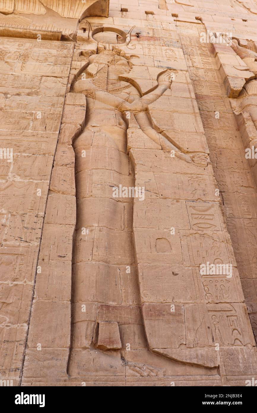L'ancienne déesse égyptienne Isis est sculptée au temple de Philae sur l'île d'Acilika à Assouan, en Égypte Banque D'Images