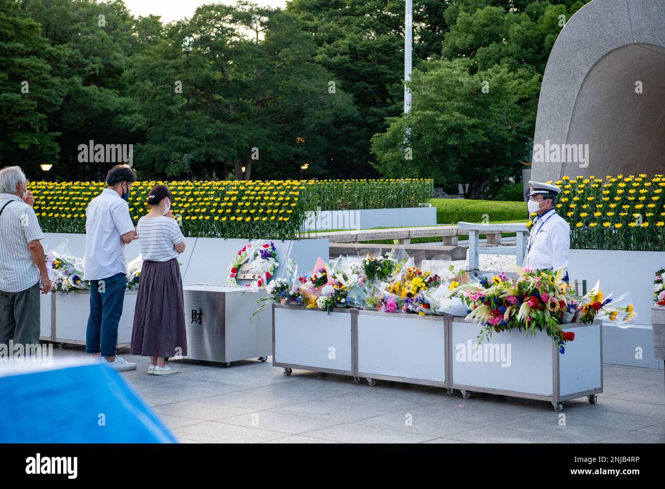 Les résidents japonais prient lors de la cérémonie commémorative de la paix d'Hiroshima à Hiroshima, au Japon, le 6 août 2022. L'événement a lieu chaque année pour honorer les victimes de l'attentat à la bombe atomique du 6 août 1945 et pour promouvoir la paix entre les nations. Banque D'Images