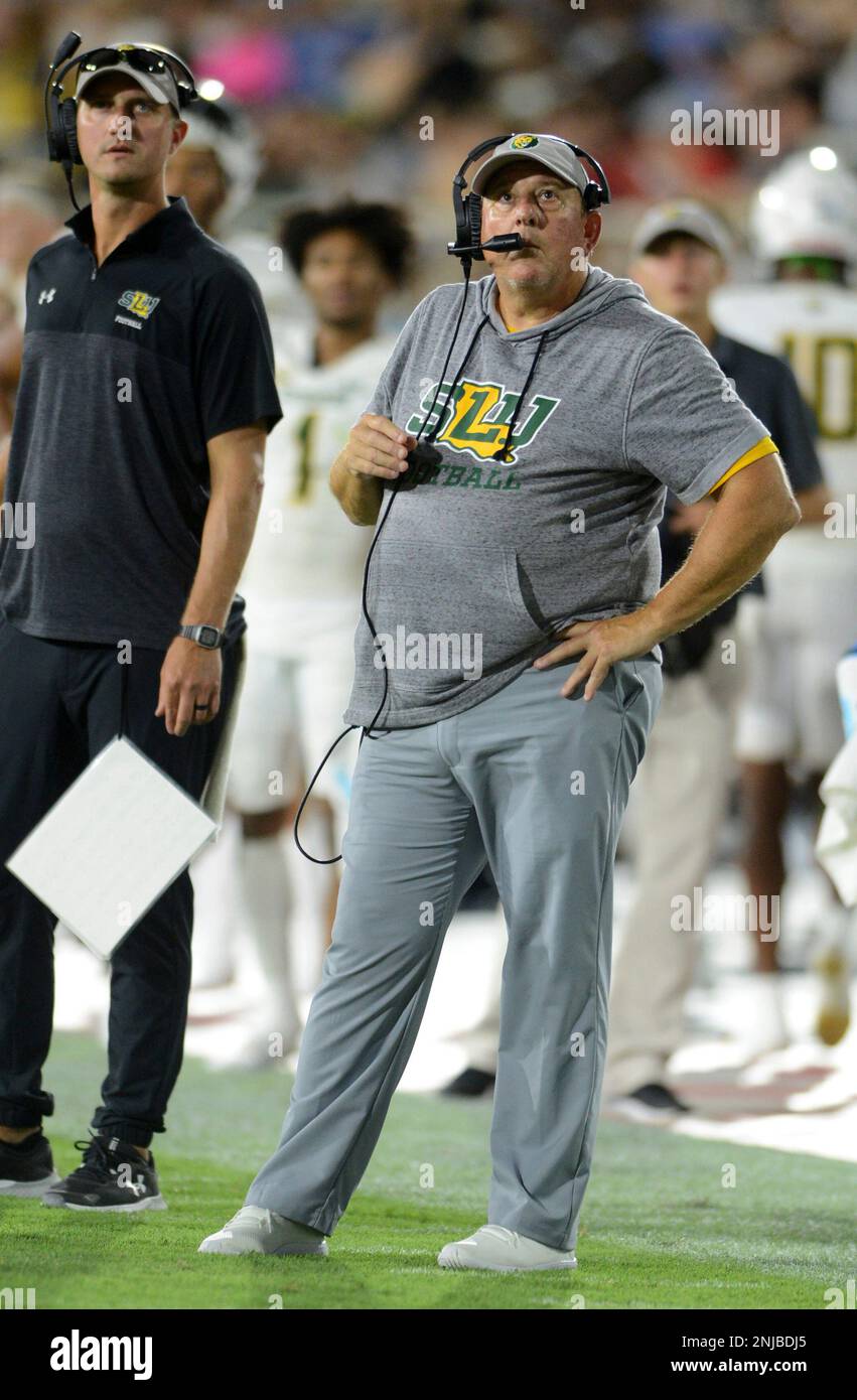 BOCA RATON, FL - SEPTEMBER 10: SE Louisiana Lions head coach Frank Scelfo watches action during a college football game between the SE Louisiana Lions and the Florida Atlantic Owls on September 10, 2022 at FAU Stadium in Boca Raton, FL. (Photo by John Rivera/Icon Sportswire) (Icon Sportswire via AP Images) Banque D'Images