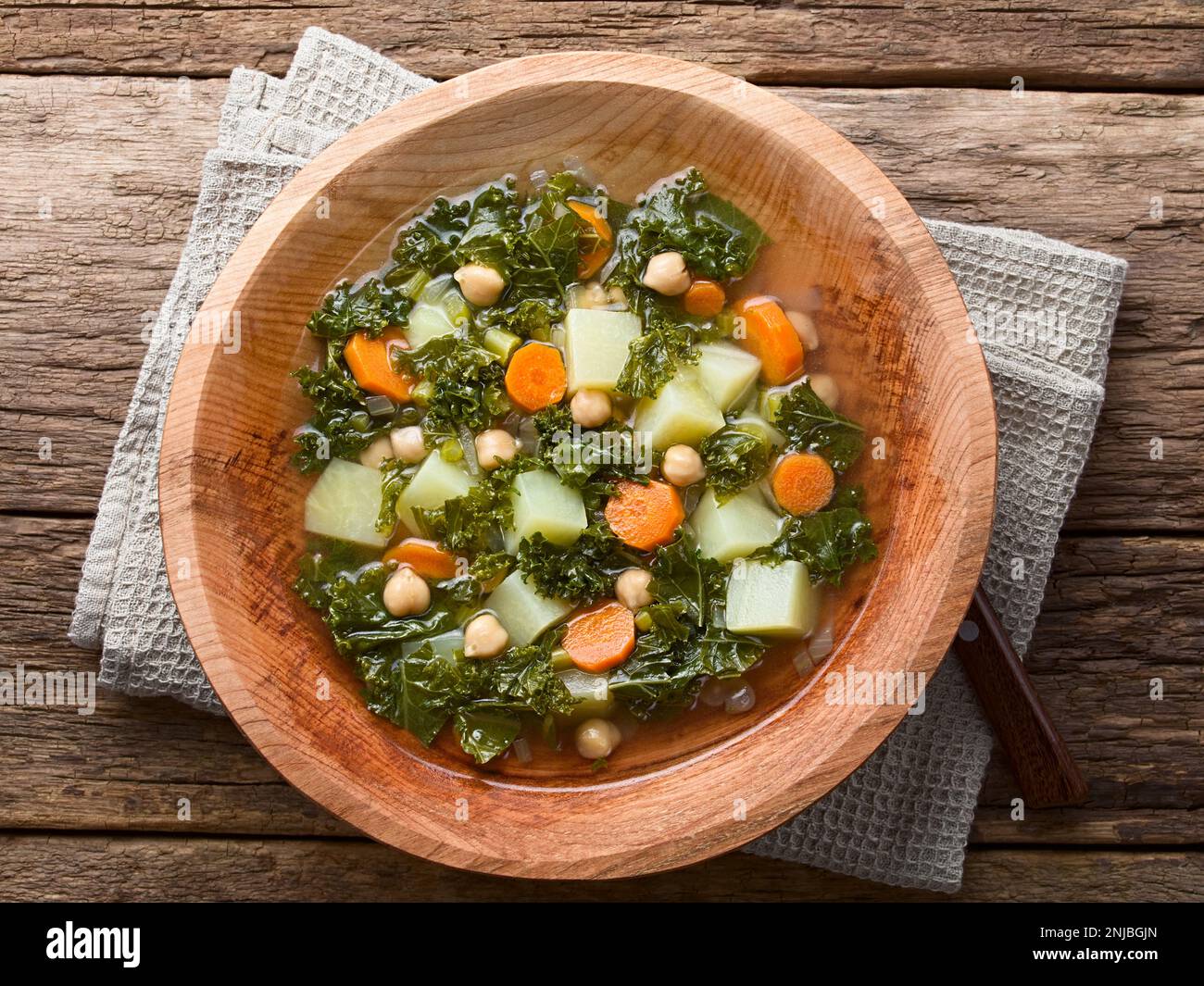 Soupe de légumes frais faits maison à base de chou vert, de pois chiches, de carottes, de céleri