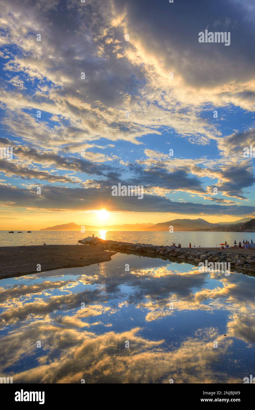 Coucher de soleil vibrant reflété dans la mer, Sestri Levante, Italie Banque D'Images