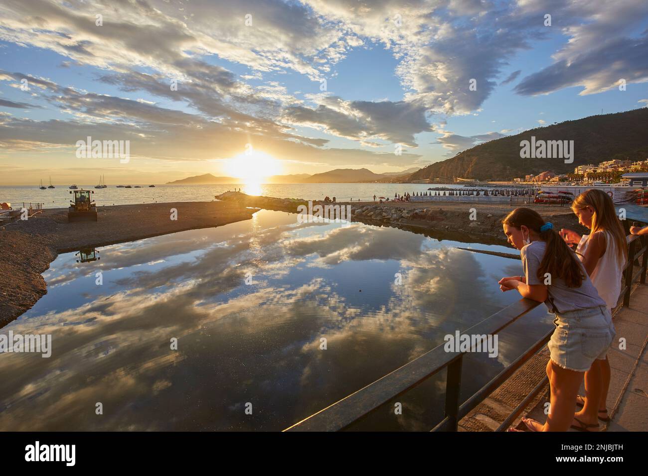 Coucher de soleil vibrant reflété dans la mer, Sestri Levante, Italie Banque D'Images