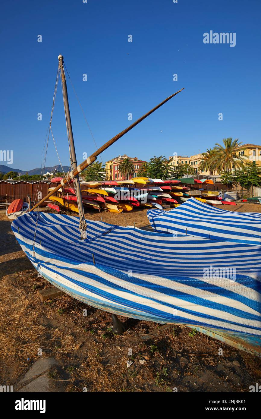 Bateaux dans le port de Sestri Levante, Italie Banque D'Images