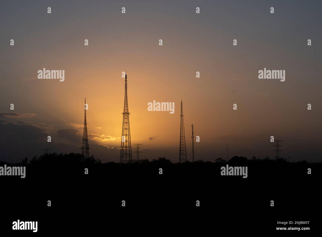 Pylônes électriques au coucher du soleil au Mexique Banque D'Images