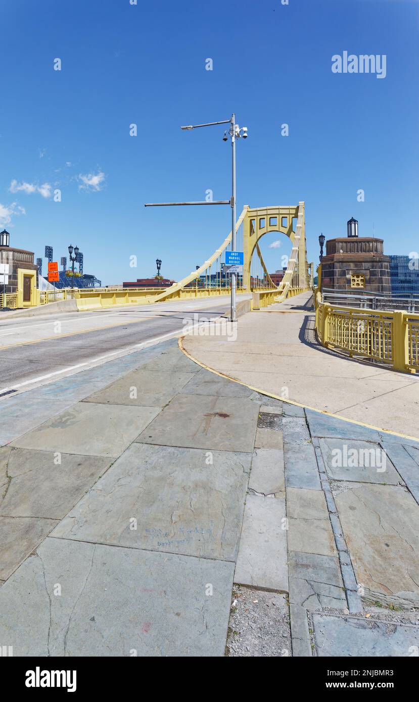 L'un des ponts « trois Sœurs » de Pittsburgh, le pont Andy Warhol, appelé pont 7th Street, traverse la rivière Allegheny au 7th Street. Banque D'Images