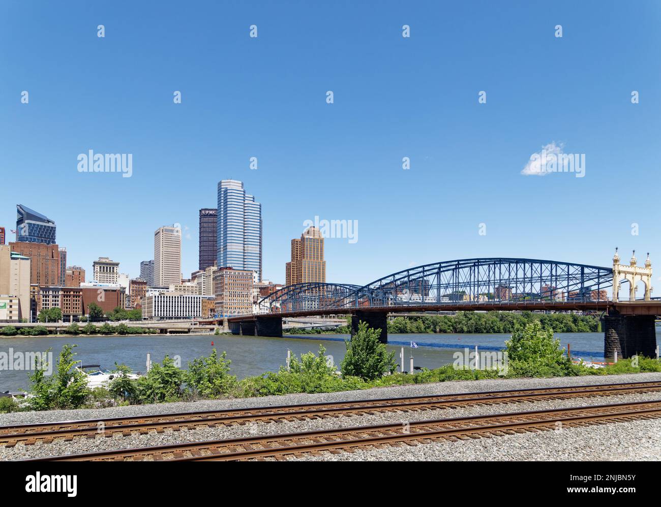 Le pont de la rue Smithfield, une structure de treillis lenticulaire inhabituelle, repose sur les piliers en pierre d'un pont suspendu démoli conçu par John Roebling. Banque D'Images