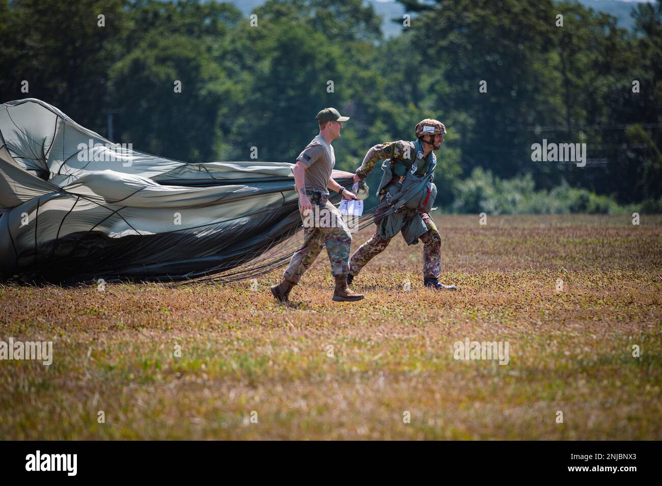 Un parachutiste italien court et tire son parachute MC-6 vers l'objectif de Glen Rock Drop zone pendant le Leapfest 2022 à Exeter, Rhode Island, 6 août 2022. Leapfest est le plus grand événement international d'entraînement et de compétition de parachutisme en ligne statique organisé par le Commandement de la troupe de 56th de la Garde nationale de l'Armée du Rhode Island pour promouvoir l'entraînement technique de haut niveau et l'esprit de corps au sein de la communauté aéroportée internationale. Banque D'Images