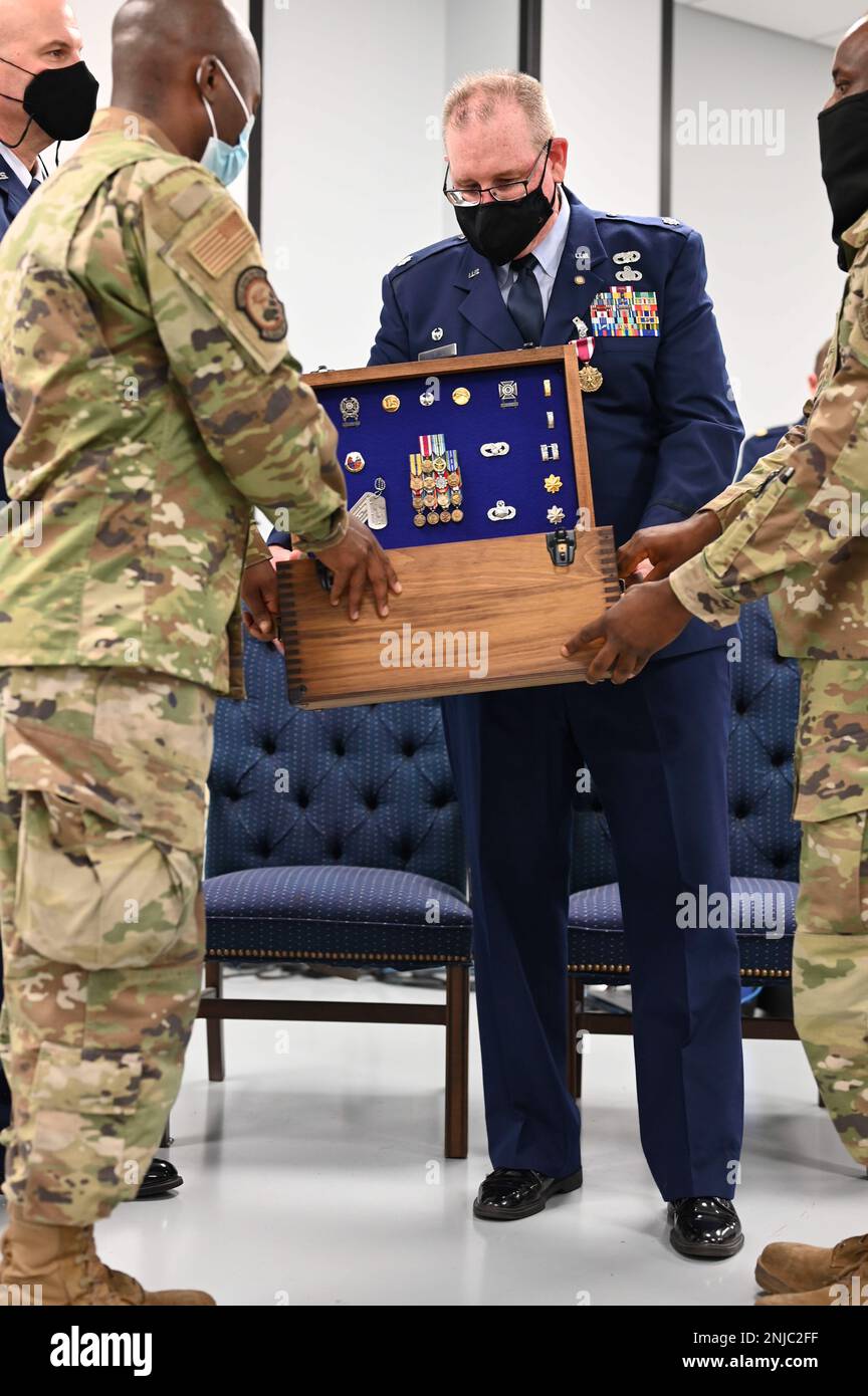 ÉTATS-UNIS Le lieutenant-colonel Darryl McLean de la Force aérienne, ancien commandant du 72nd Escadron du port aérien, reçoit une boîte noire lors de sa cérémonie de retraite, le 6 août 2022. McLean s'est enrôla dans la Force aérienne en juillet 1983, puis a été mis en service le 2001 février et a servi un total de 39 ans. Banque D'Images