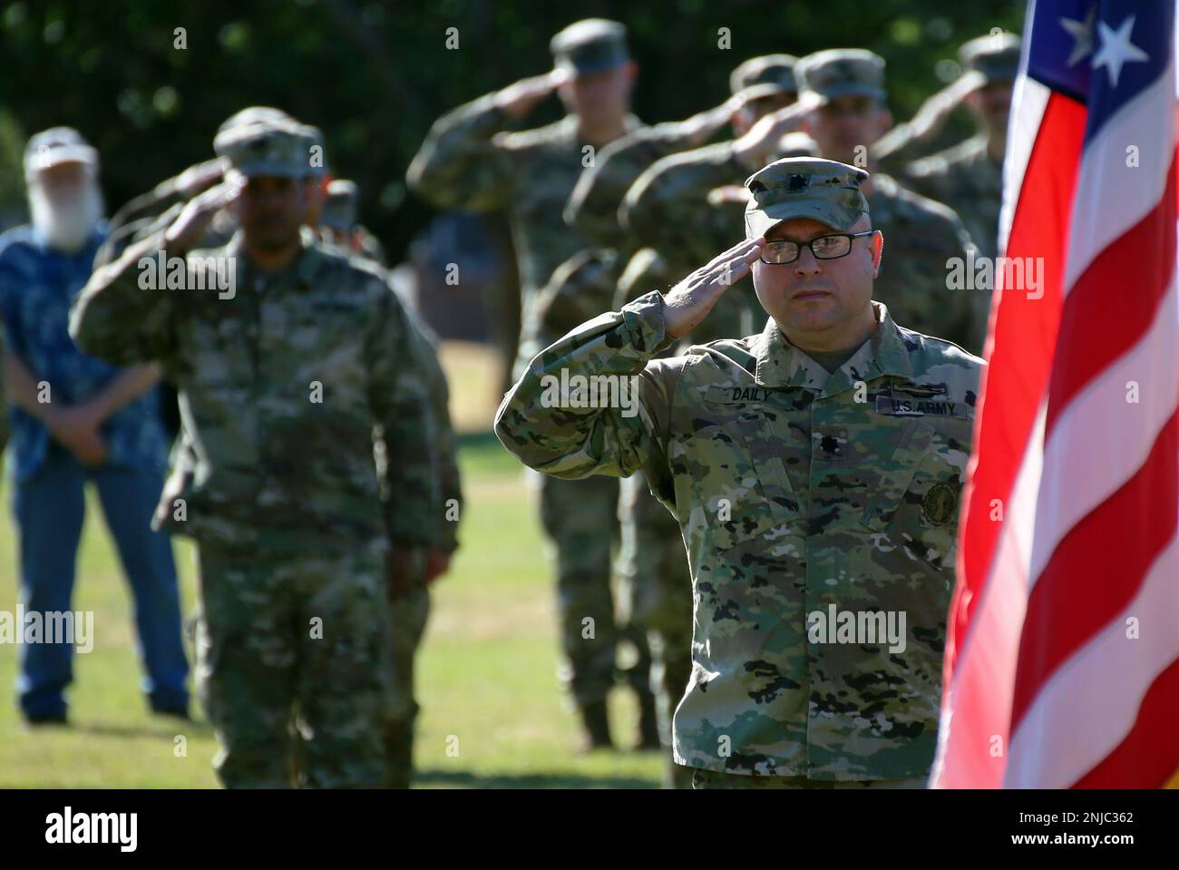 LTC Josh Daily, le commandant entrant salue lors de la cérémonie de changement de commandement du 2nd Bataillon, 205th Institut de formation régimentaire, 6 août 2022 on Camp Murray, Washington. Le 2nd Bataillon est responsable de la formation des futurs dirigeants de la Garde nationale, y compris la gestion de l'École candidate d'officiers de l'État, Adjudant-candidat École et École des officiers non commissionnés. Le mois dernier, le 2nd Bataillon a exploité la phase III de l'OCS à la base interarmées Lewis-McChord, Wash pour 22 programmes d'OCS d'État différents. Banque D'Images