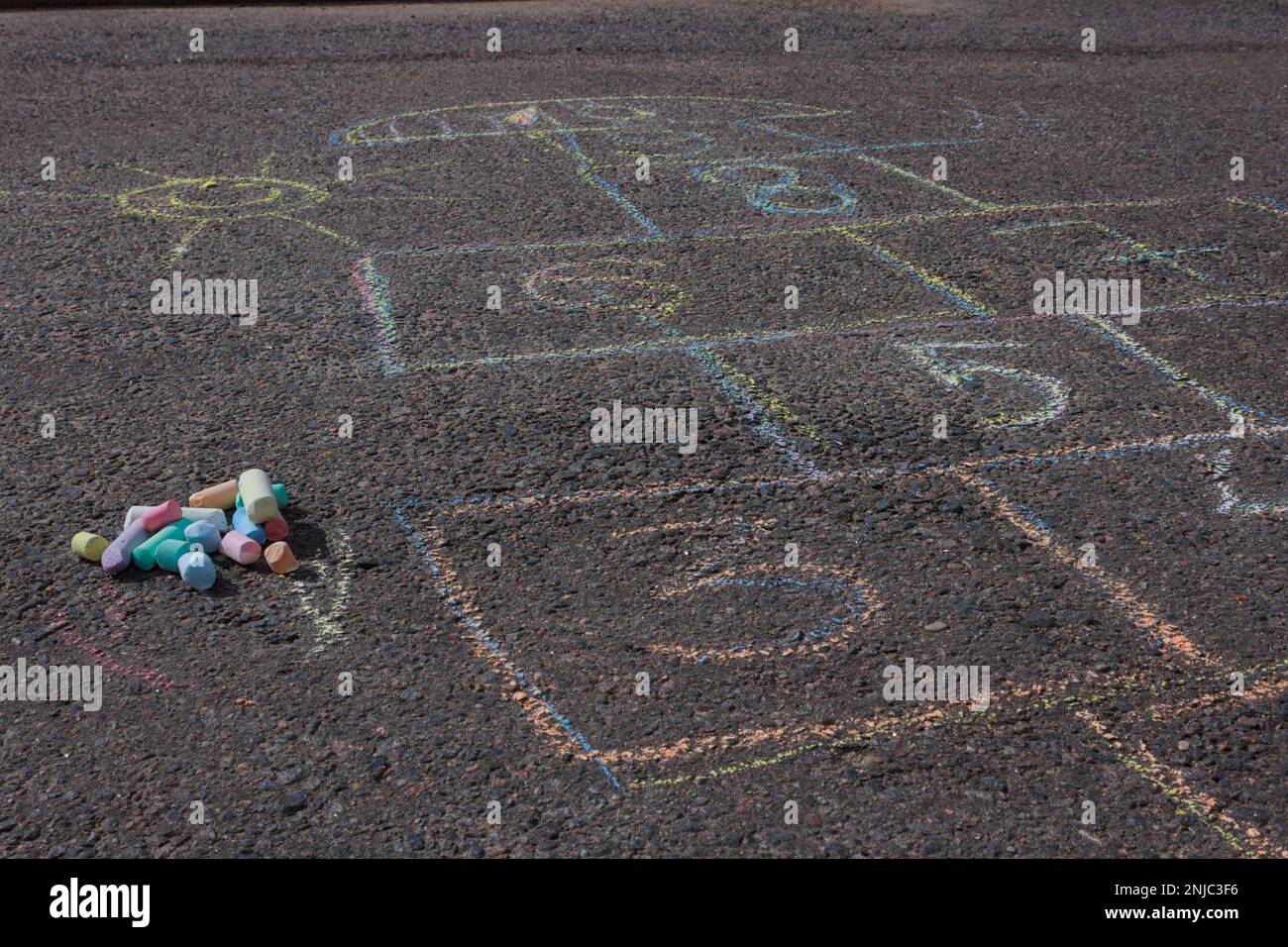 Jeu de jeu de hopscotch dessiné avec la craie colorée des enfants sur la chaussée. Banque D'Images