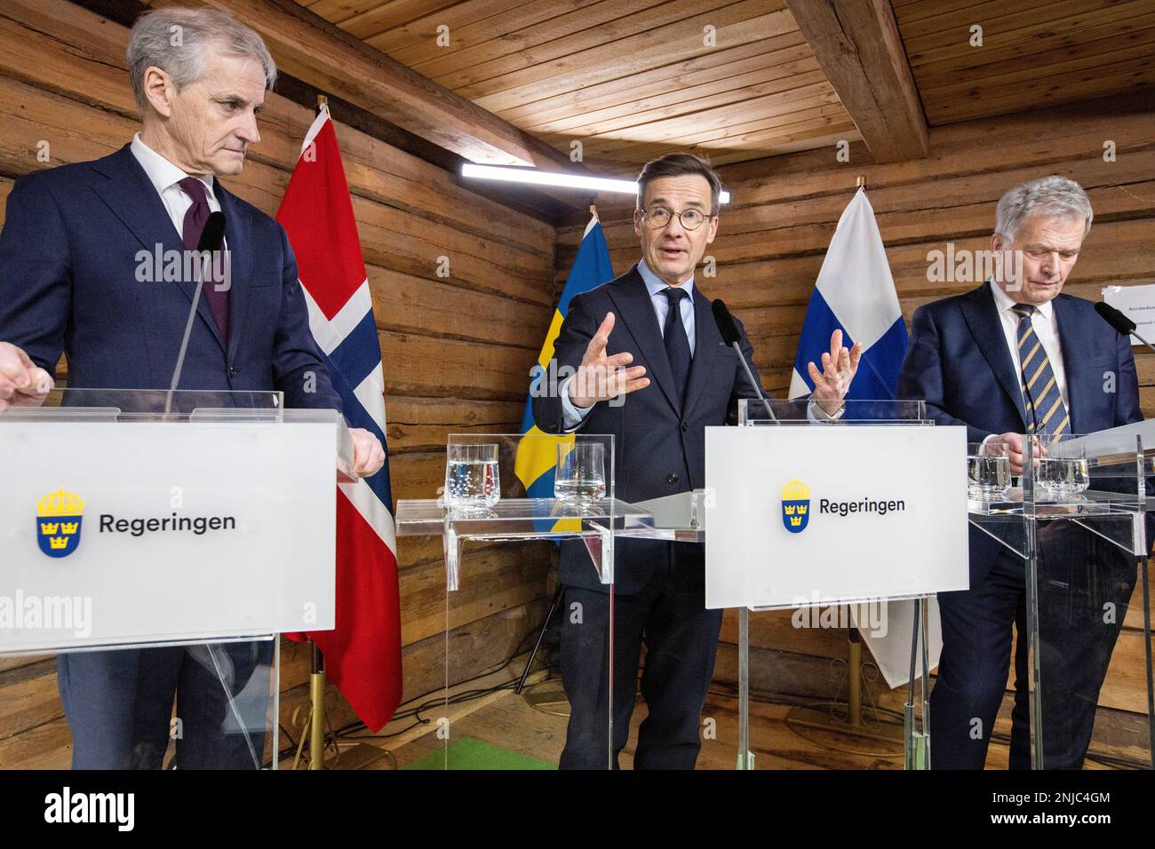 (230222) -- HARPSUND (SUÈDE), 22 février 2023 (Xinhua) -- le Premier ministre suédois Ulf Kristersson (C) s'exprime lors d'une conférence de presse avec le Président finlandais Sauli Niinisto (R) et le Premier ministre norvégien Jonas Gahr Store à Harpsund (Suède), le 22 février 2023. Les dirigeants de la Suède, de la Finlande et de la Norvège se sont engagés mercredi à renforcer la coopération en matière de défense face aux défis de sécurité communs. (Ninni Andersson/bureaux gouvernementaux de Suède/document via Xinhua) Banque D'Images