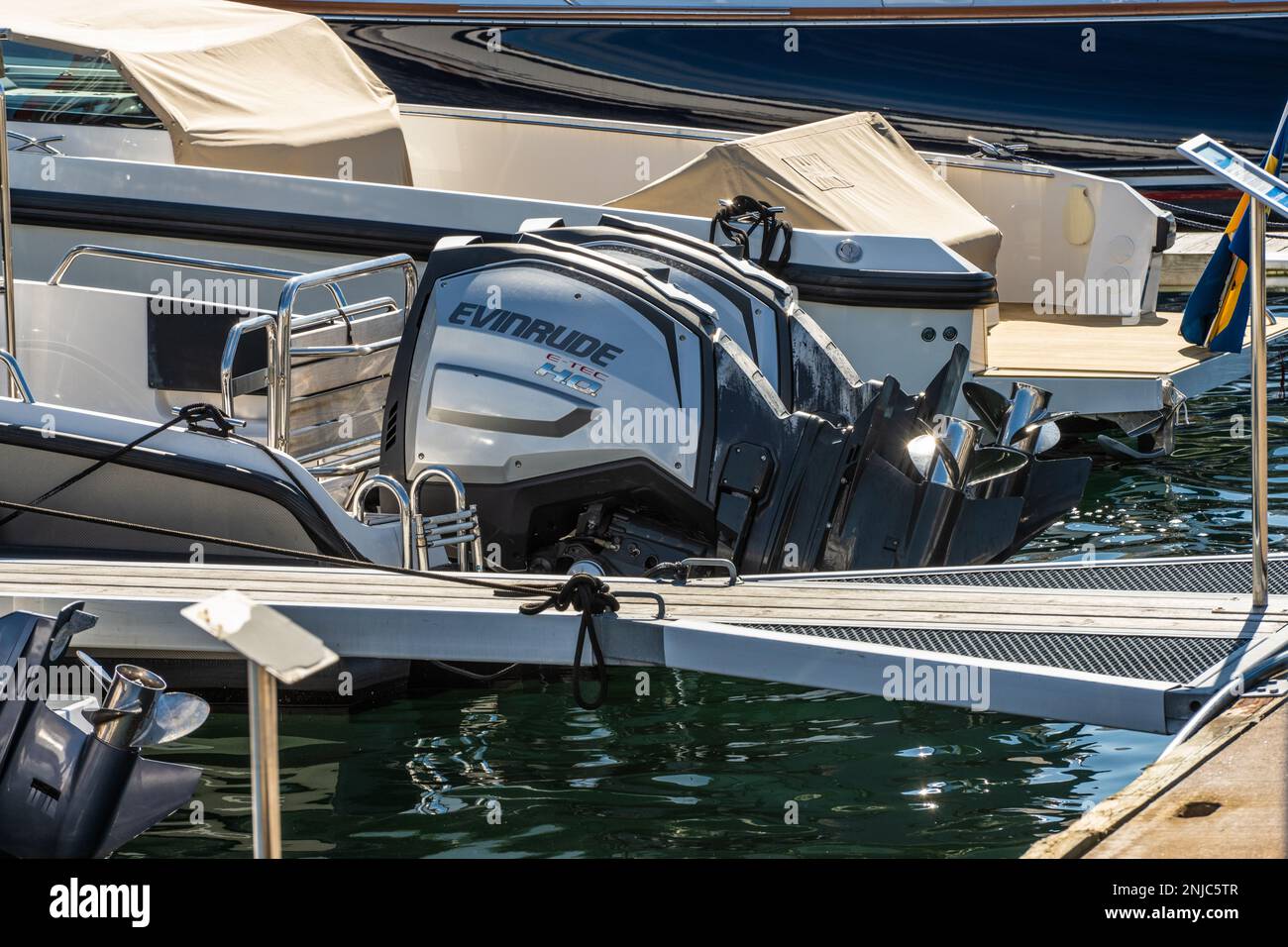 Kungälv, Suède - 15 juillet 2022: Bateau de moteur avec deux grands moteurs hors-bord Evinrude Banque D'Images