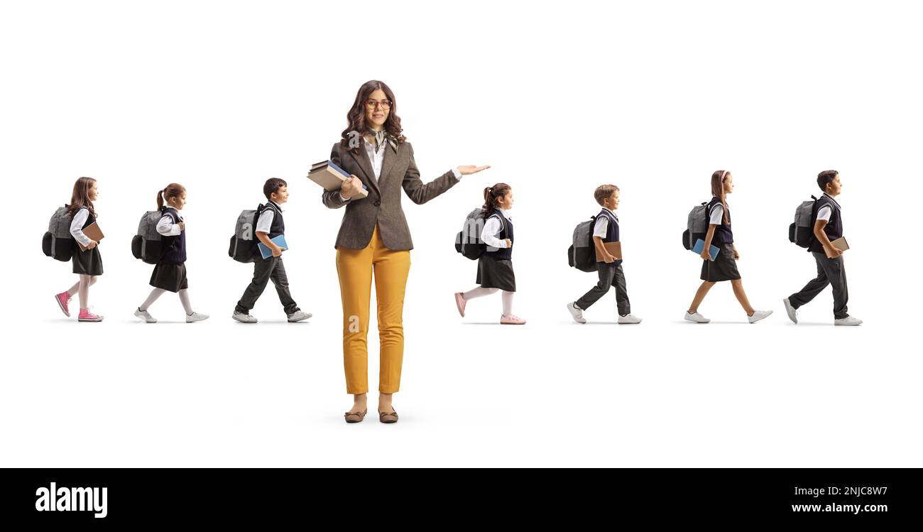 Professeur pointant avec la main et les écoliers marchant derrière isolé sur fond blanc Banque D'Images