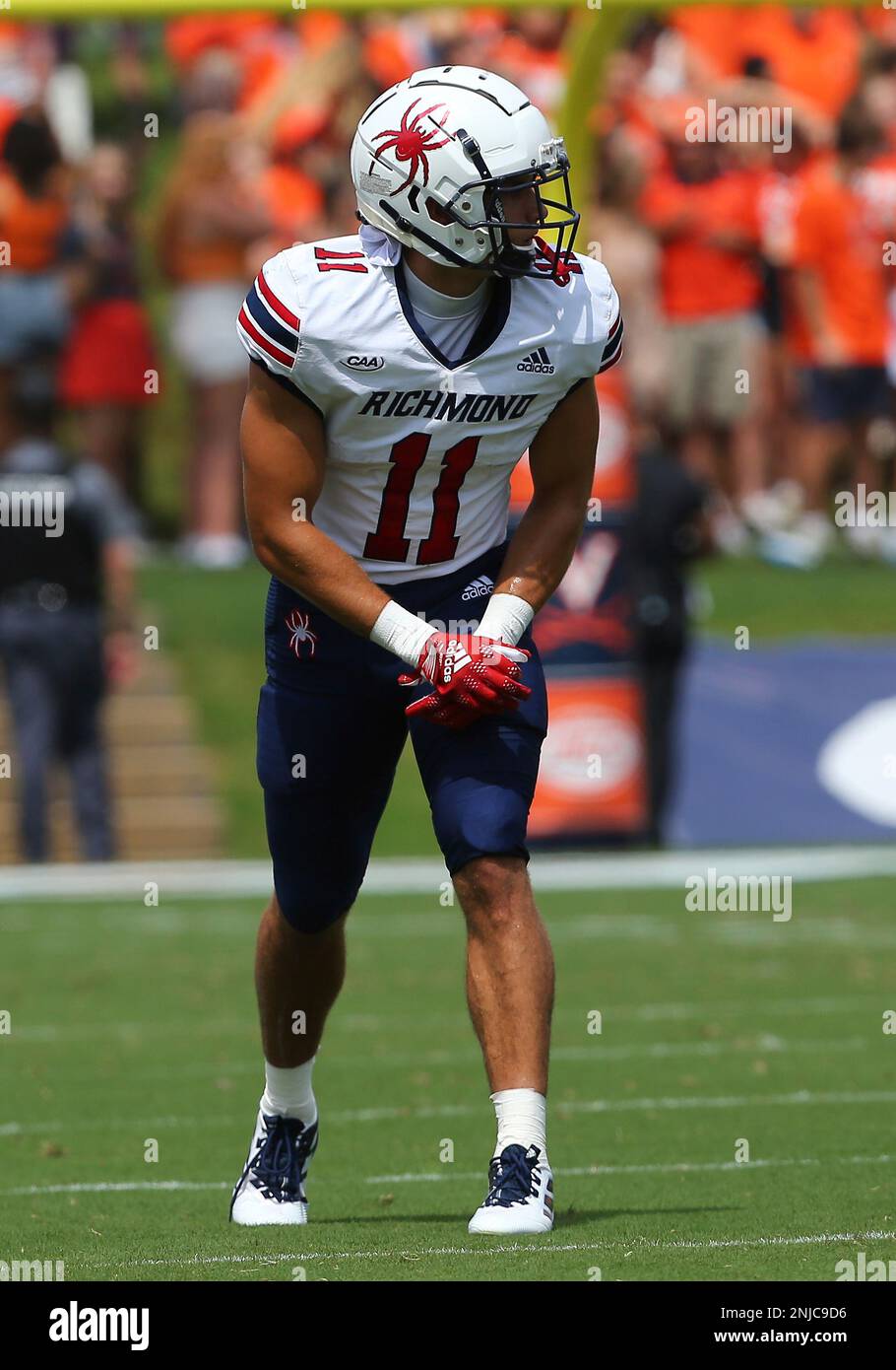 CHARLOTTESVILLE, VA - SEPTEMBER 03: Richmond Spiders wide receiver Nick DeGennaro (11) peeks down the line of scrimmage awaiting the snap of the ball during a college football game between the Richmond Spiders and the Virginia Cavaliers on September 03, 2022, at Scott Stadium in Charlottesville, VA. (Photo by Lee Coleman/Icon Sportswire) (Icon Sportswire via AP Images) Banque D'Images