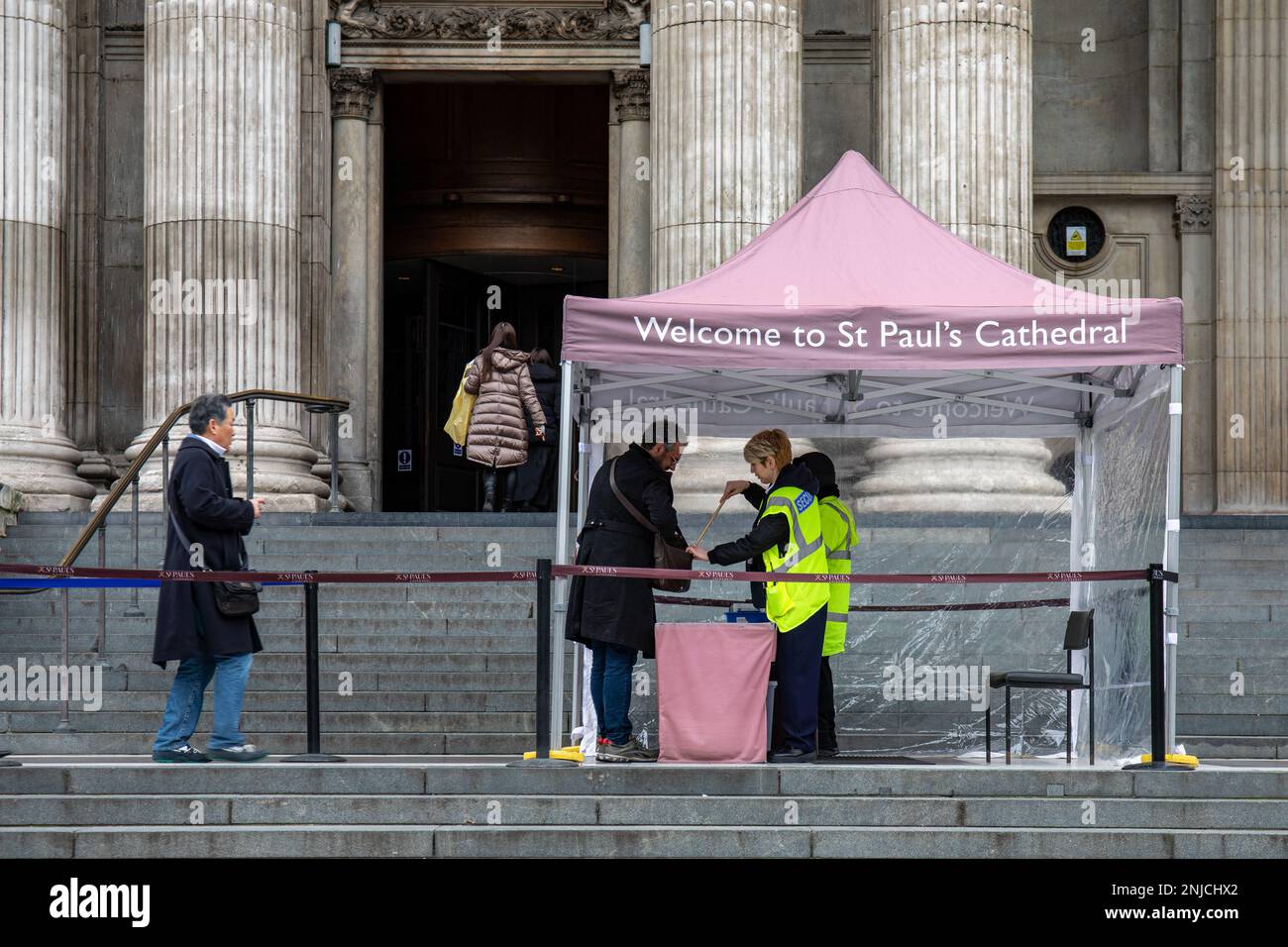 Recherche de sacs de visiteur par le personnel de sécurité au point de contrôle de sécurité en face de la cathédrale St Paul à Londres, Angleterre Banque D'Images