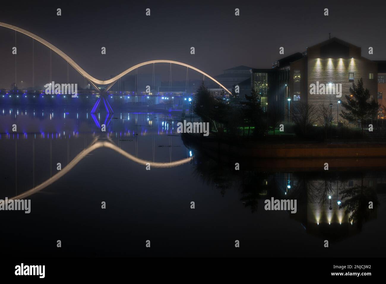 Le pont Infinity Bridge s'est illuminé lors d'une soirée brumeuse Banque D'Images