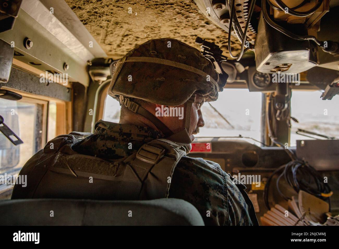 ÉTATS-UNIS Le caporal Michael McLaughlin, le chef de la sécurité des lanceurs du 5th Bataillon, 11th Marine Regiment, 1st Marine Division, attend des instructions dans un Humvee sur le camp de base des Marines Pendleton, Californie, le 6 août 2022. Des exercices de tir en direct avec les systèmes de fusées d'artillerie à haute mobilité sont effectués afin d'améliorer la préparation tactique et opérationnelle des Marines 1st de MarDiv pour les exercices et les opérations réelles. Banque D'Images