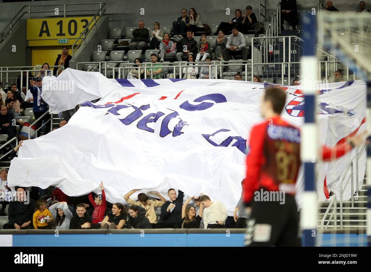 Les fans applaudissent aux stands lors du match du groupe de la Ligue des champions de l'EHF A entre HC PPD Zagreb et SC Magdeburg à l'Arena Zagreb sur 22 février 2023 à Zagreb, en Croatie. Photo: Slavko Midzor/PIXSELL Banque D'Images