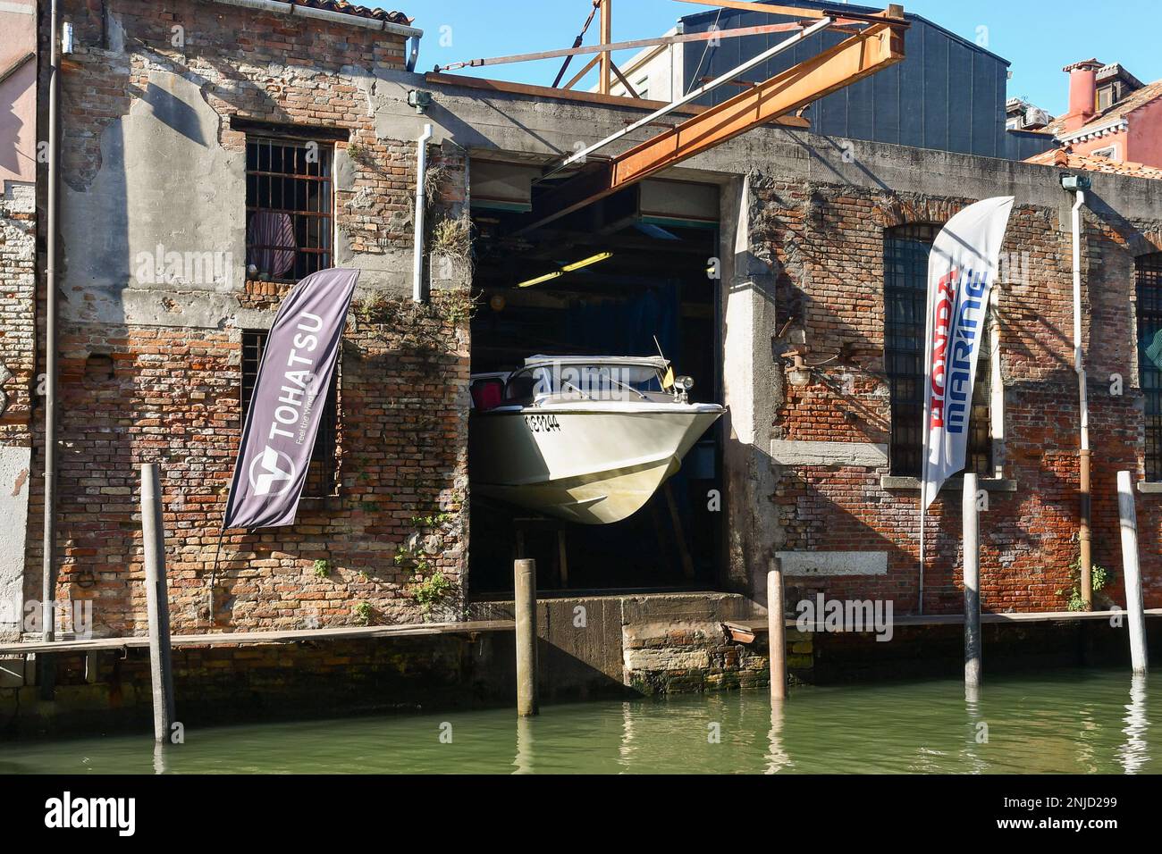 Extérieur d'un chantier naval sur le canal Rio della Sensa avec un bateau à moteur en réparation, Cannaregio sestiere, Venise, Vénétie, Italie Banque D'Images