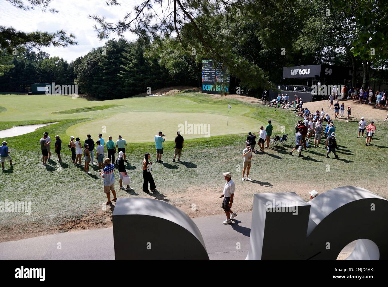 BOLTON, MA - SEPTEMBER 04: A general view of the 18th green during the final round on Day 3 of the LIV Golf Invitational Series Boston on September 4, 2022, at The International in Bolton, Massachusetts. (Photo by Fred Kfoury III/Icon Sportswire) (Icon Sportswire via AP Images) Banque D'Images