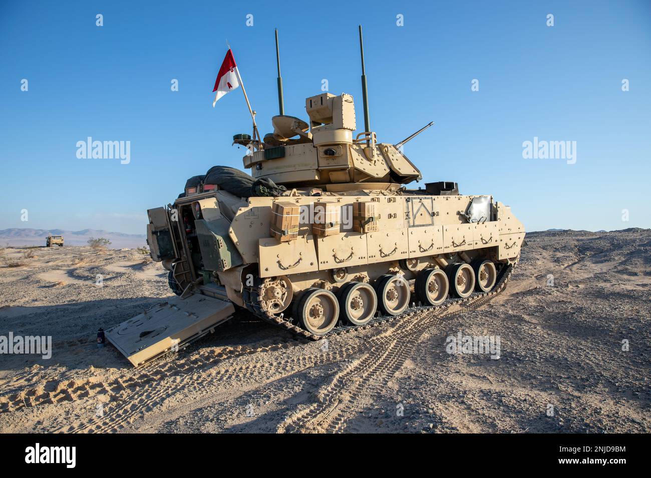 Un véhicule de combat d'infanterie M2 Bradley avec le 1st Combined Arms Battalion, 63rd Armor Regiment, 2nd Armored Brigade combat Team, 1st Infantry Division, assure la surveillance de la sécurité lors d'un exercice d'entraînement au National Training Center sur Fort Irwin California, le 6 août 2022. L'équipage Bradley demeure en alerte en tout temps pendant l'entraînement pour éviter les embuscades potentielles. Bradley, FortIrwin, NTC, réservoirs, formation, soutien, Banque D'Images